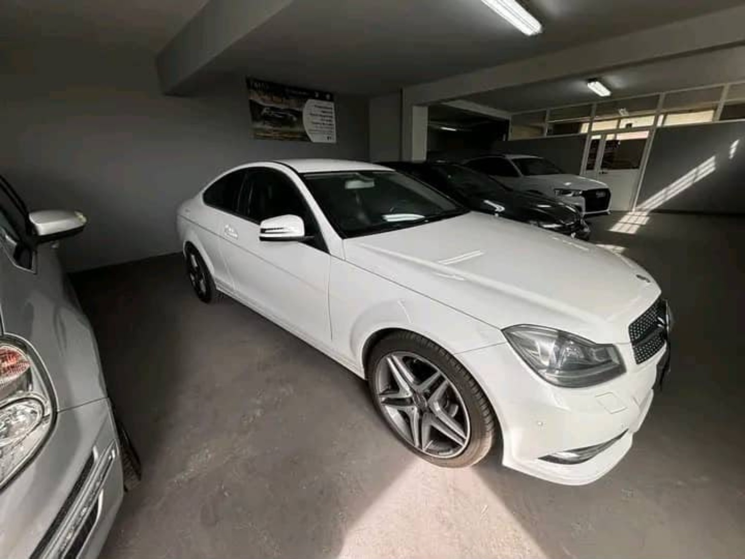 Mercedes-Benz blanche dans un showroom
